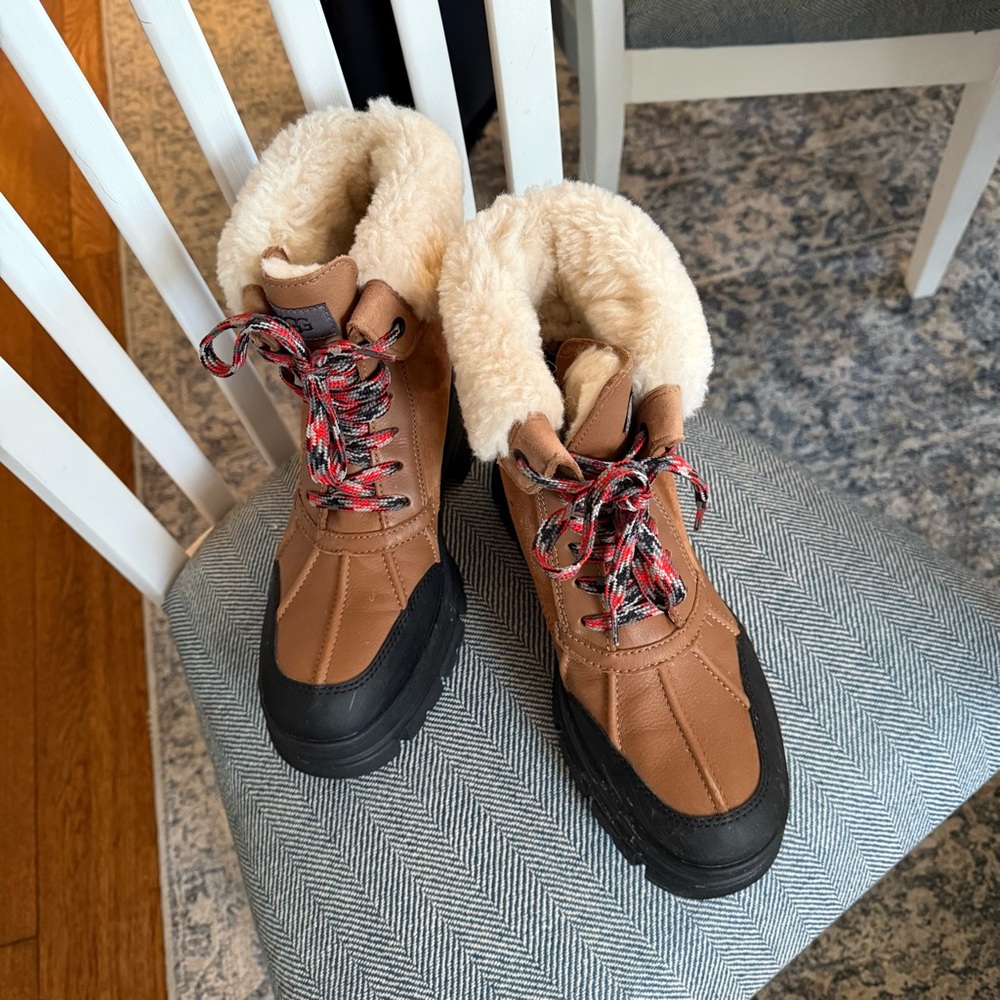 LIKE NEW UGG Ashton Addie Shearling Winter Boot